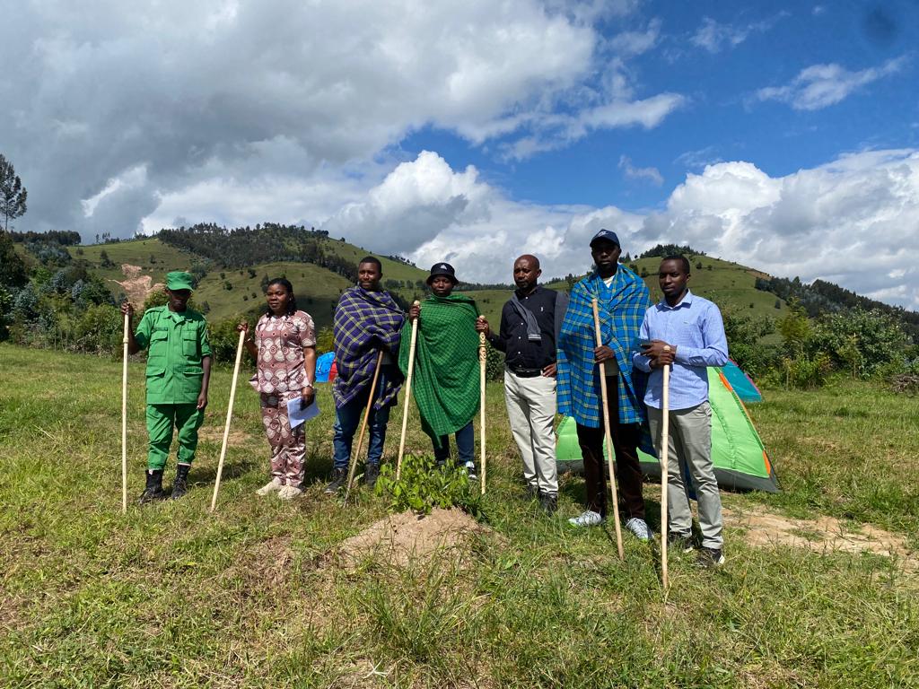 Aba depite barimuruzinduko mukarere karutsiro basuye basecamp ya bitenga bishimira Ibyo urubyiruko rugize cooperative ejoheza Rubyiruko gishwati mukura rumazekugeraho