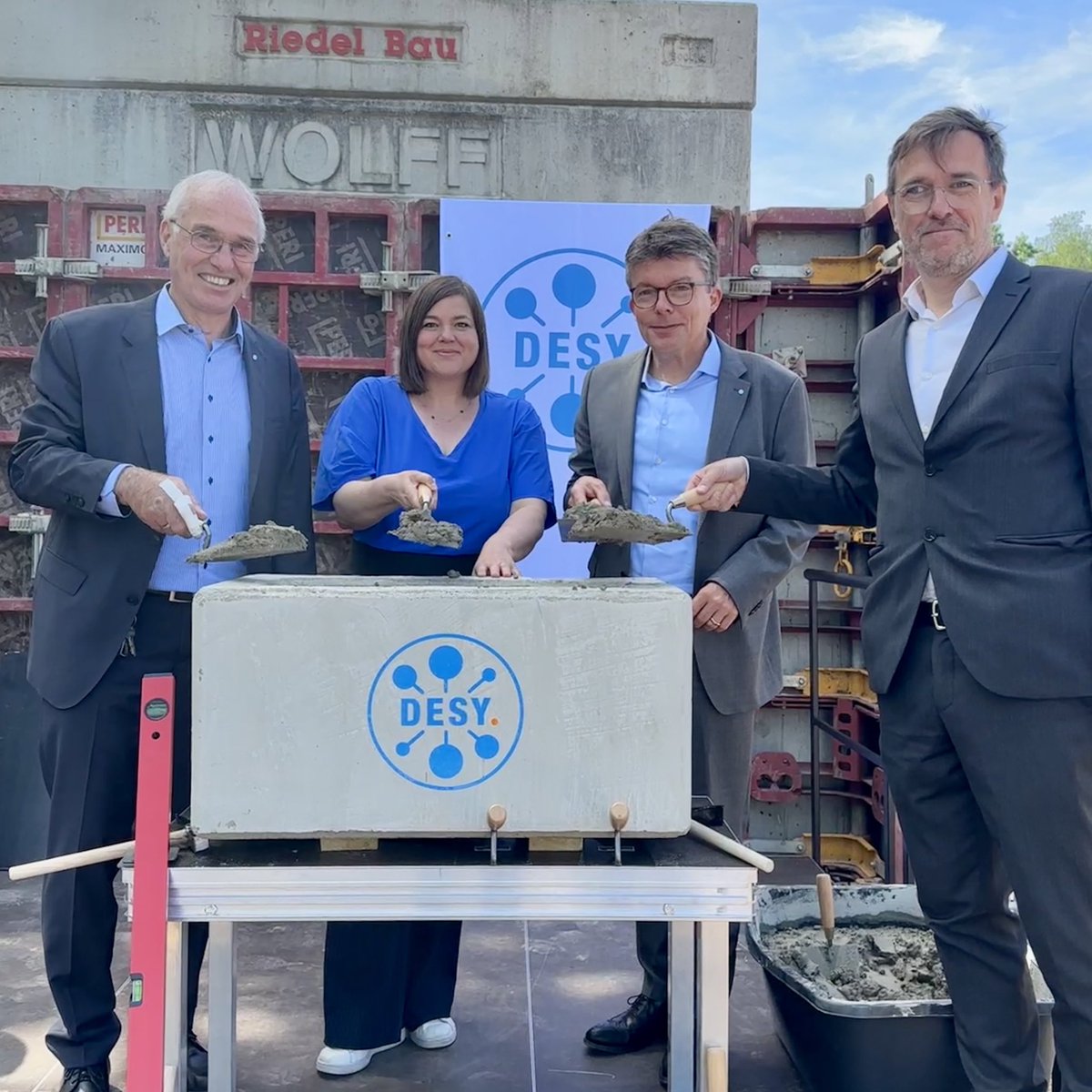 hh_bwfg's tweet image. ✨🏢🎓Neues Besucherzentrum für den Forschungscampus: @fegebanks legt den Grundstein für das #DESYUM in der Science City Hamburg Bahrenfeld (#schb). Der Treffpunkt für Forschende und Neugierige wird in multimedialen Ausstellungen Einblicke in die #Spitzenforschung am @desy geben.