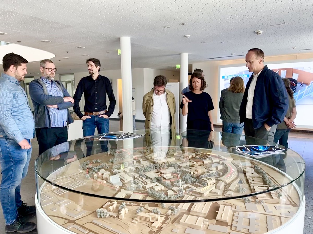 hh_bwfg's tweet image. ✨🏢🎓Neues Besucherzentrum für den Forschungscampus: @fegebanks legt den Grundstein für das #DESYUM in der Science City Hamburg Bahrenfeld (#schb). Der Treffpunkt für Forschende und Neugierige wird in multimedialen Ausstellungen Einblicke in die #Spitzenforschung am @desy geben.