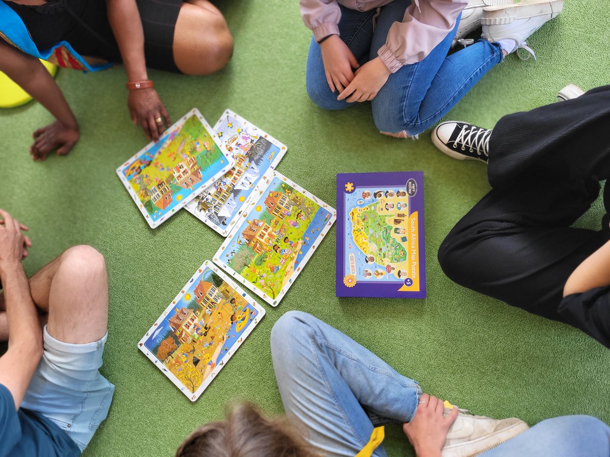 GarbadeSvenja's tweet photo. Heute war #Exkursionstag! Die Studierenden aus BA und MA von der UHi sind an der Hermann-Nohl-Schule zu Gast in der neuen #Lernwerkstatt gewesen. Tolle Möbel und Material gibt es für den Einsatz in der Ausbildung. Gemeinsam haben die Studierenden und Fachschülerinnen ... https://t.co/WOsbMgE9Bv