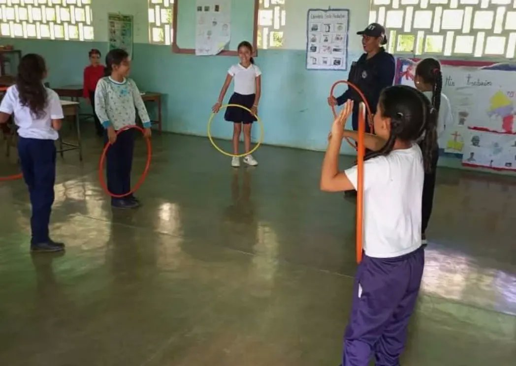 GobTrujillo's tweet photo. DeInterés📣|Policia del Estado Trujillo, ejecuta Plan Nacional de Abordaje Preventivo a las Unidades Educativas "El Policía Va a la Escuela"

El objetivo es orientar a los alumnos sobre las consecuencias del consumo de drogas, bullying, el alcoholismo y la violencia.
#ElSurRenace https://t.co/J6Yt8ywOMr