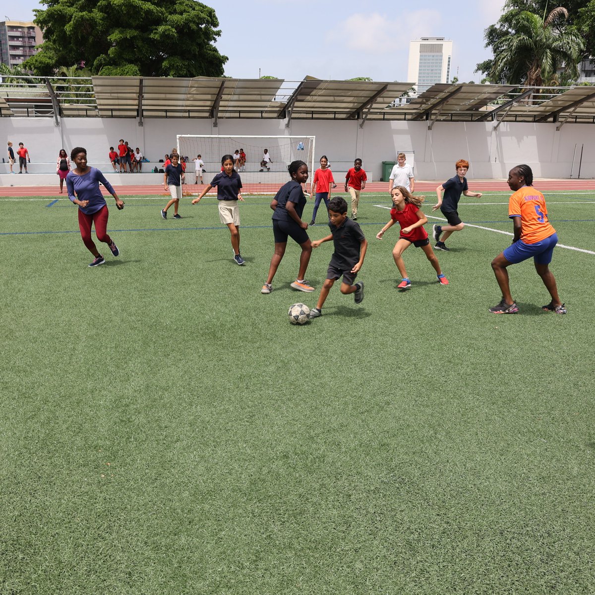 aislagos's tweet image. Exciting unit on sports &amp;amp; fitness in #Grade4 #FrenchClass just wrapped up! 🤩 Students played a friendly soccer match with amazing teachers. ⚽️ What an engaging way to Enjoy their LEARNING!