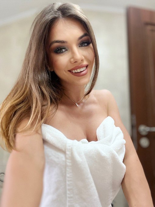 A smile is the most sexiest thing a girl can ever wear 😏🥵 https://t.co/9tzSyNfaMZ