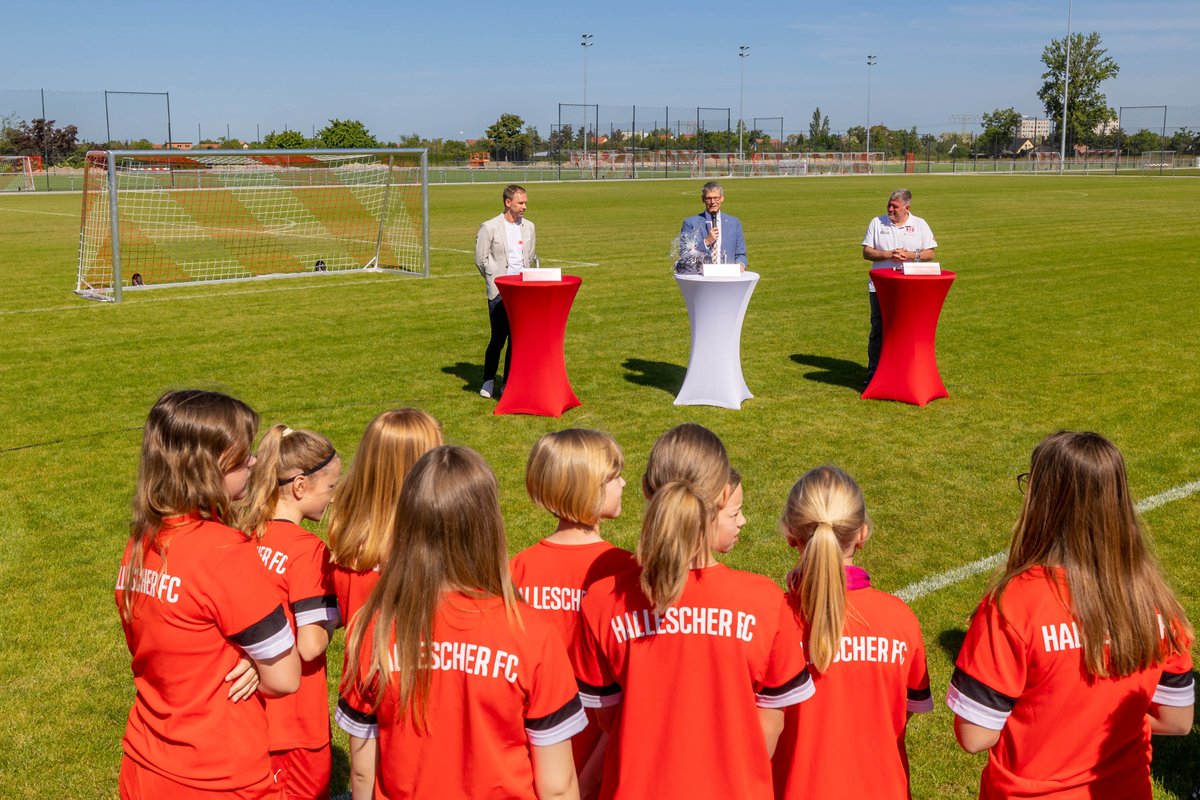 Am heutigen Mittwoch wurde der erste Teil des städtischen Fußball-NLZ von Bürgermeister Geier auf der Silberhöhe übergeben. Der @HallescherFC nutzt das Areal als erster Verein. Im Herbst 2024 sollen die Bauarbeiten mit der Fertigstellung der Funktionsgebäude abgeschlossen sein.