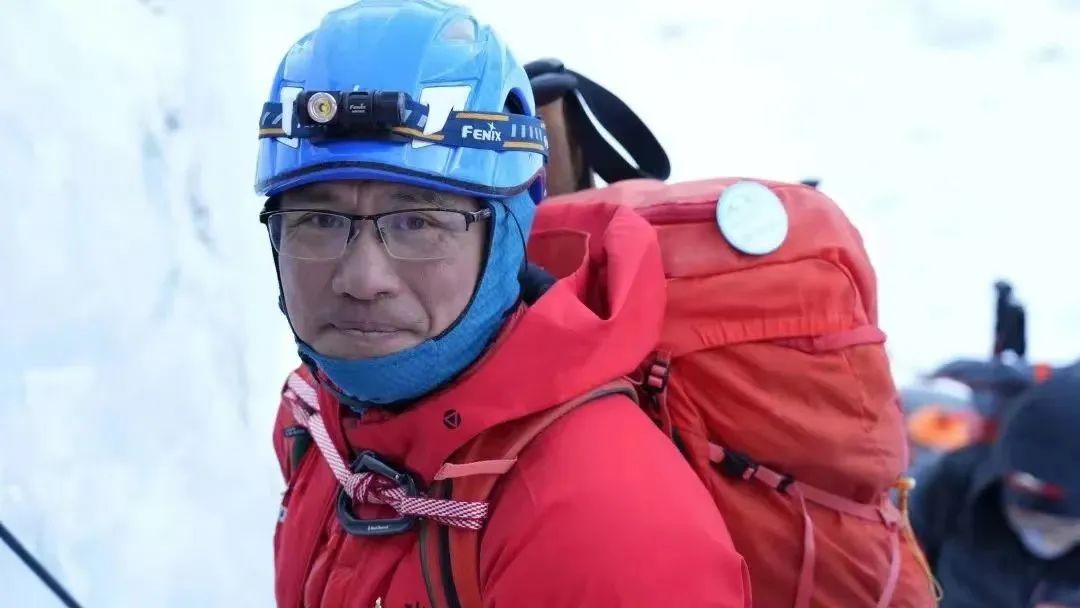 PKU1898's tweet photo. In a remarkable display of selflessness and courage, two #Pekingers carried out a daring rescue mission on Mount #Qomolangma, saving a life at altitudes of 8,450 meters.🏔️

https://t.co/AhAGnxGPTX https://t.co/M7H7hhC6Q0