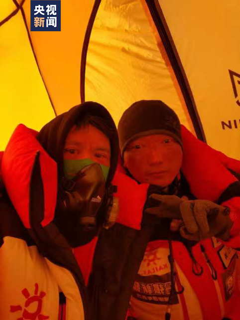 PKU1898's tweet photo. In a remarkable display of selflessness and courage, two #Pekingers carried out a daring rescue mission on Mount #Qomolangma, saving a life at altitudes of 8,450 meters.🏔️

https://t.co/AhAGnxGPTX https://t.co/M7H7hhC6Q0