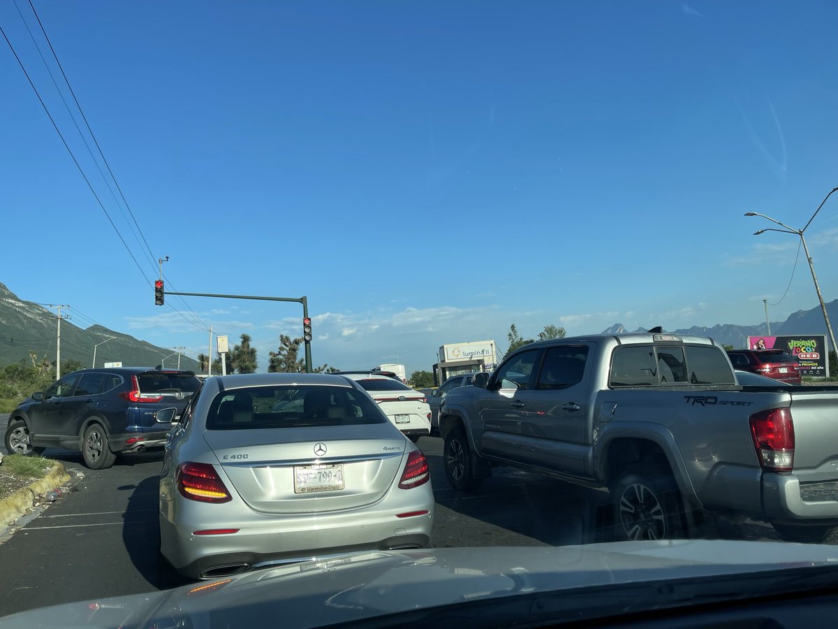 FcoJuarez's tweet photo. Nada mas por qué estuve unos días fuera de la ciudad, esperando que algo cambie y nada. 3era fila como siempre en monte Everest y paseo Leones @mtygob @GAMEZMARIO @gamavisionmx https://t.co/Od2lJ2rBTE