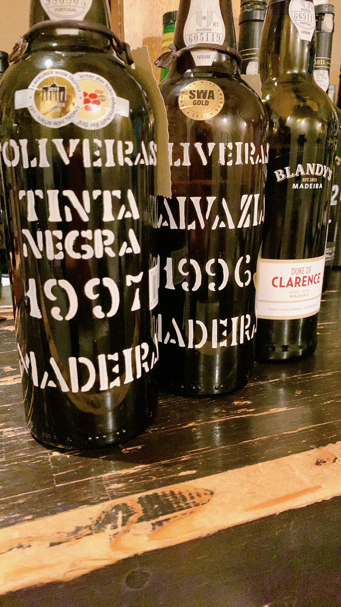 cafebar_leandro's tweet photo. 今夜の紳士淑女の足跡🐾
生まれ年とCLARENCE と、
Bual
1845,1933,1968,1972,10年熟成
#bual https://t.co/5bIKbQgfWz