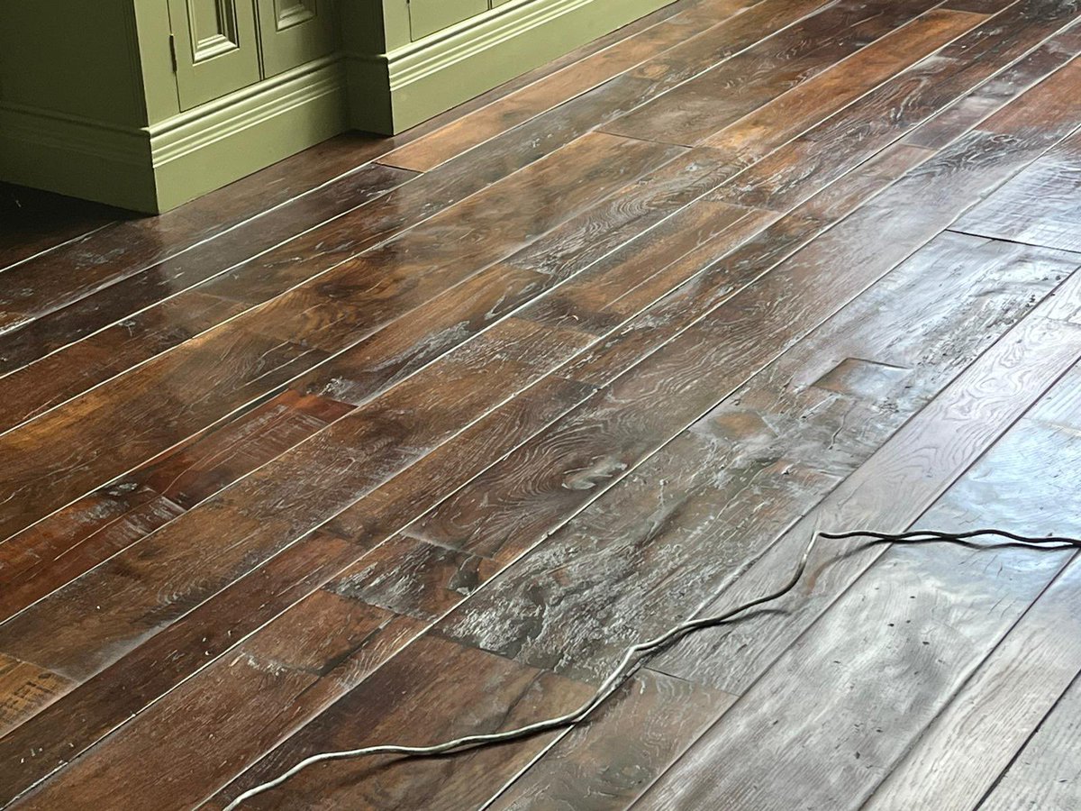 planet_flooring's tweet photo. Waxed and buffed this old oak floor in the Chalfont's using #Mylands rustic brown wax followed by Mylands Clear wax https://t.co/h0s3vROCOJ