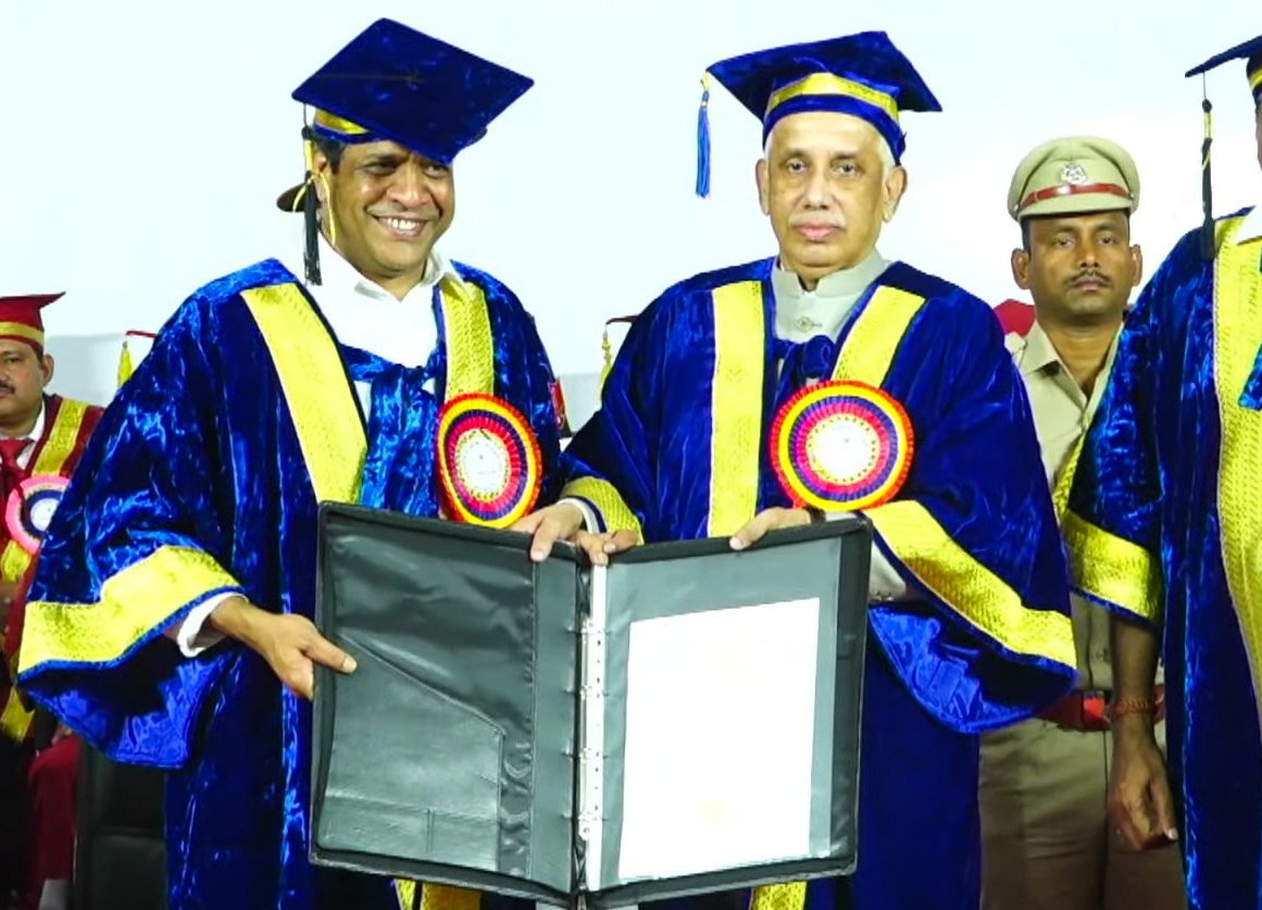 GreenkoIndia's tweet image. Congratulations to our Founder, CEO &amp;amp; MD, Anil Chalamalasetty on being awarded Honourary Doctorate by JNTU-K &amp;amp; presented by Hon’ble @governorap recognizing his leadership, vision &amp;amp; contribution in the areas of #EnvironmentalTech, #GreenEnergy, #Sustainability &amp;amp; #ClimateChange.