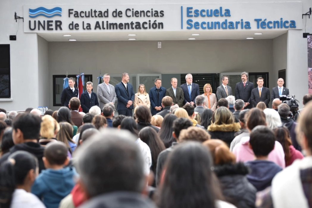 #InfraestructuraUniversitaria Acompañé al ministro de <a href="/EducacionAR/">Ministerio de Educación de la Nación Argentina</a>, <a href="/jaimeperczyk/">Jaime Perczyk</a>, al ministro de <a href="/ObrasPublicasAR/">Ministerio de Obras Públicas</a>, <a href="/gkatopodis/">Gabriel Katopodis</a>, al rector Andrés Sabella y a la comunidad educativa, en la inauguración del primer edificio propio de la escuela técnica de la <a href="/uneroficial/">UNER</a>