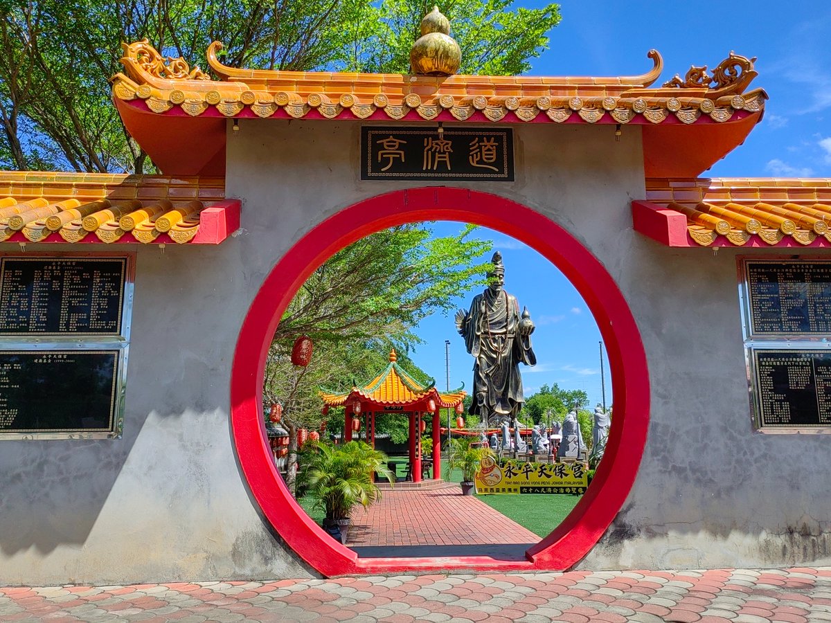 kankamonteo1489's tweet photo. Enjoy the beautiful Tian pao Kong Chinese Temple with the largest bronze statue of Arhat Ji Kong at Batu Pahat, Malaysia. [Eng/Thai] 

#hive 👉
https://t.co/NEQBfSEeKc 

#hiveblogshare #posh #Travel #photography https://t.co/zUehfv190H