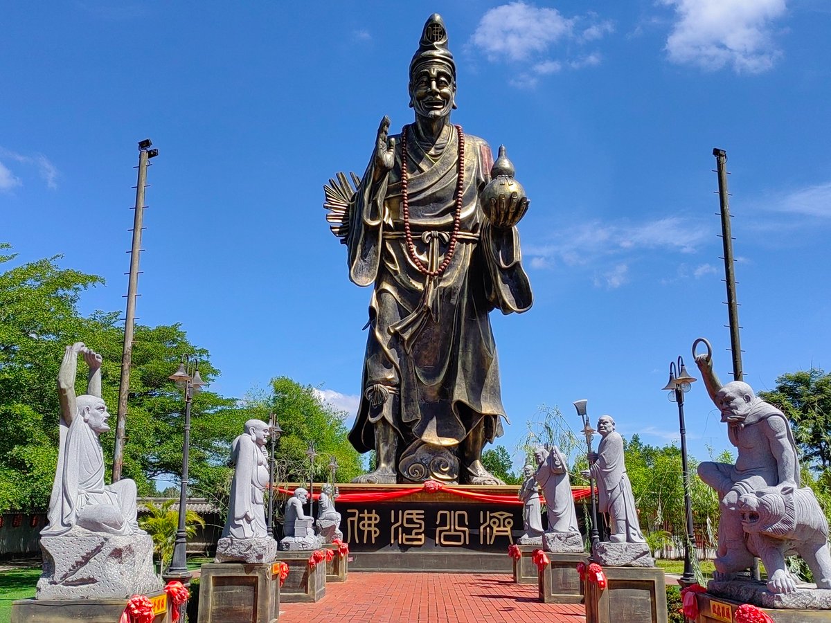 kankamonteo1489's tweet photo. Enjoy the beautiful Tian pao Kong Chinese Temple with the largest bronze statue of Arhat Ji Kong at Batu Pahat, Malaysia. [Eng/Thai] 

#hive 👉
https://t.co/NEQBfSEeKc 

#hiveblogshare #posh #Travel #photography https://t.co/zUehfv190H