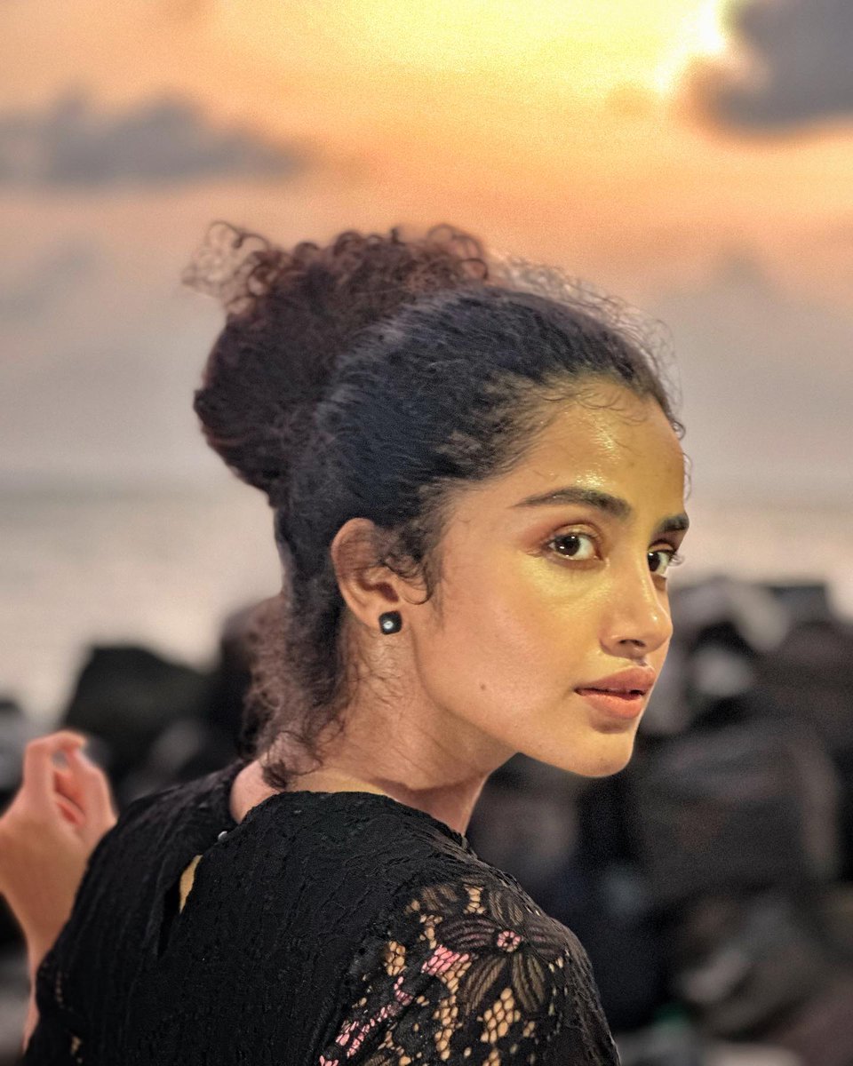 anupamaahere's tweet photo. Beauty in black 🖤
Summer Beach 🏖️ @anupamahere 
#Anupama https://t.co/8d9VsgBGzu