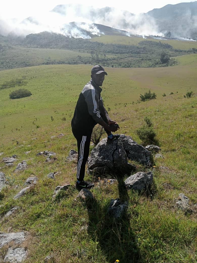 etienruboneka's tweet photo. Ninde wibuka ikigihe cyogutwika imisozi nogusuhura uko cyitwa #imulenge @i_Birere @IRurenza https://t.co/5QHgF1z2Cy