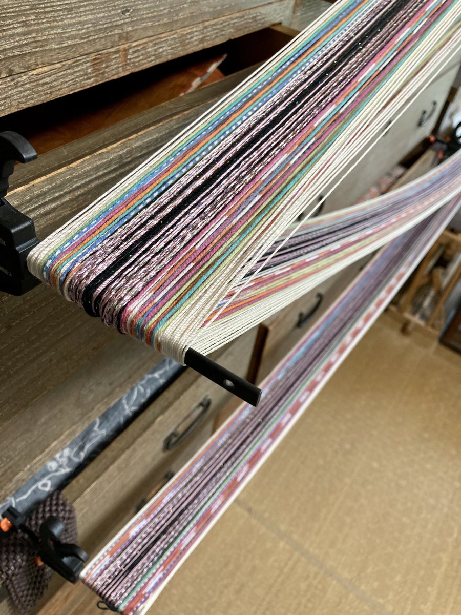 YasuKosode's tweet photo. 糸からデザイン画を描いて配色イメージを想像して、色の順番に整経(糸の長さを測る準備)して、カードの穴に糸を順番に通して、織る前の長い段取りを整えることの方が重要。
織り始めたら呼吸とリズム、身体と糸の一体感をつかむことが大切。身体が織り機になる。織る瞑想
#腰機織り
#backstrapweaving https://t.co/boT4fWspov