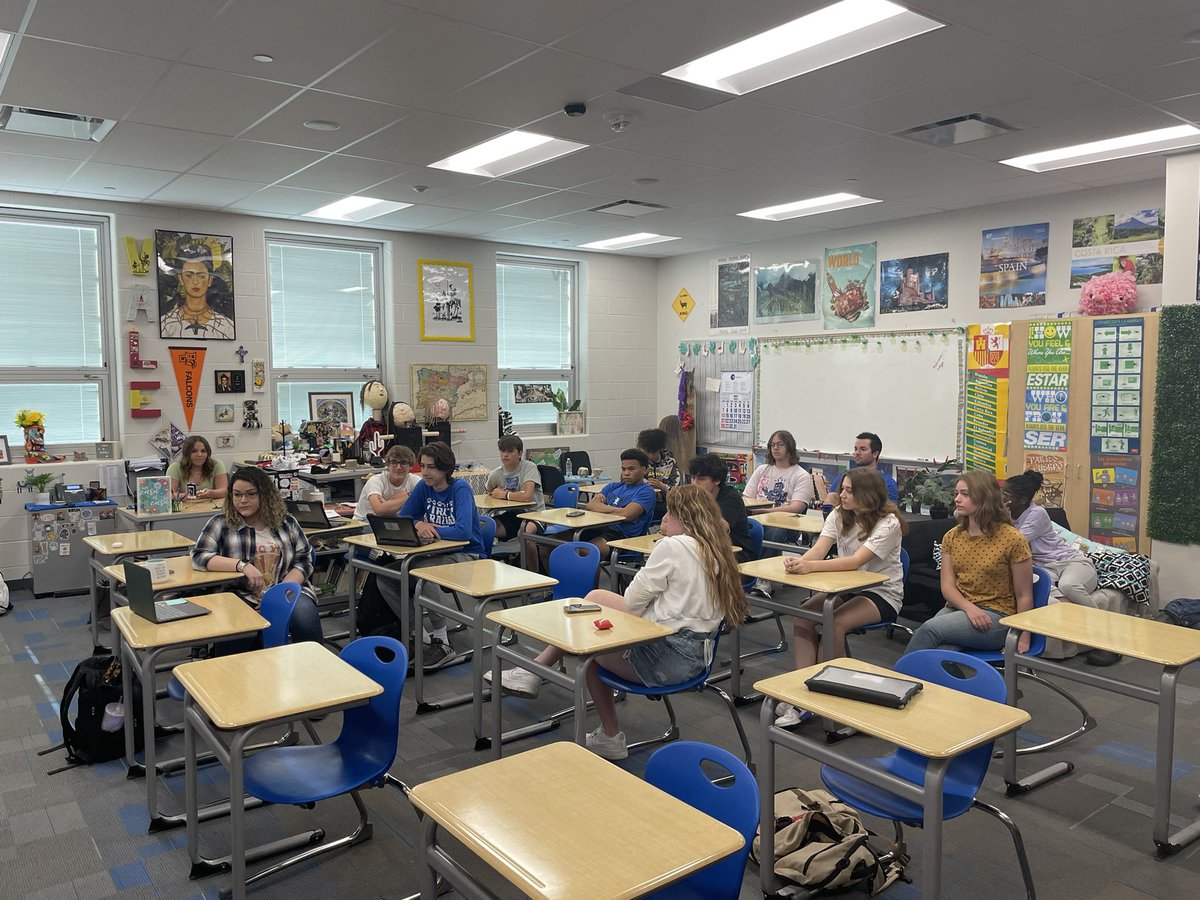 DefianceHS's tweet image. What an incredible experience and opportunity for our TV/Video class to speak one on one with ABC News Correspondent @TrevorLAult. 

From Toledo to Defiance to NYC!

Thank you and continue represent NW Ohio on the national stage!