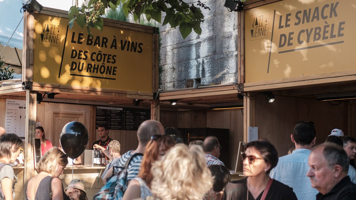 Vinsrhone's tweet photo. Du 28 juin au 12 juillet, retrouvez les vins des Côtes du Rhône au Festival Jazz à Vienne !

Découvrez ou redécouvrez les vins d’appellations Côtes du Rhône et Côtes du Rhône Villages sur tous les bars lors de l’événement. 

©Jules Azelie https://t.co/kRq3wndm0Y