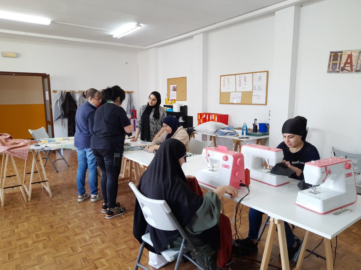 caritasgirona's tweet image. ECONOMIA SOCIAL | #Ecosol està formant a les futures cosidores que formaran part del Cosidor de #CàritasGarrotxa 📚✅

Continuem treballant per millorar les oportunitats laborals de les persones en risc d'exclusió 🤗👏

#TuHiTensMoltAVeure
#Garrotxa