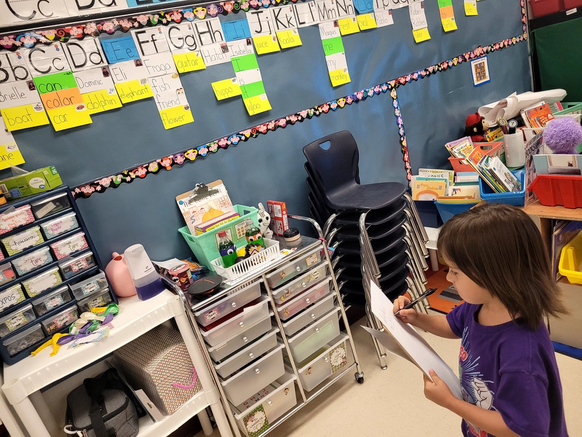 EROBLES1_HES's tweet photo. Word wall in action by my prek-Dual smarty.  They are ready for kinder @Hueco_ES @rfraga_HES @janguiano_CI https://t.co/0Q1mONpo4x