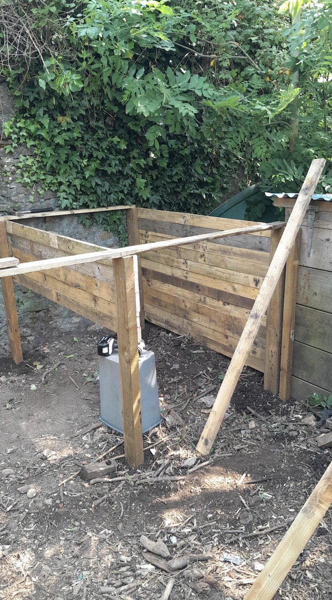 💡 Looking for ways to upcycle unwanted wooden pallets?

Our participants have been using them to build new compost bays at @NTTredegarHouse - a great way to use recycled materials!

#upcycling #gardendesign