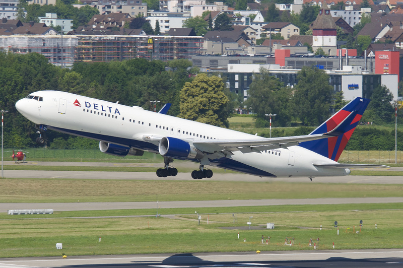 Aviationa2z's tweet photo. NEW YORK- The Atlanta-based Delta Air Lines (DL) flight DL205 from Stockholm (ARN), Sweden, to New York (JFK), US, encountered bird strikes during takeoff from ARN.
#Delta #DL205 #Emergency #Landing #Boeing767 #Boeing #News #Avgeeks #Stockholm #NewYork
https://t.co/2Djbfz8I7w https://t.co/p14MtDQmqU