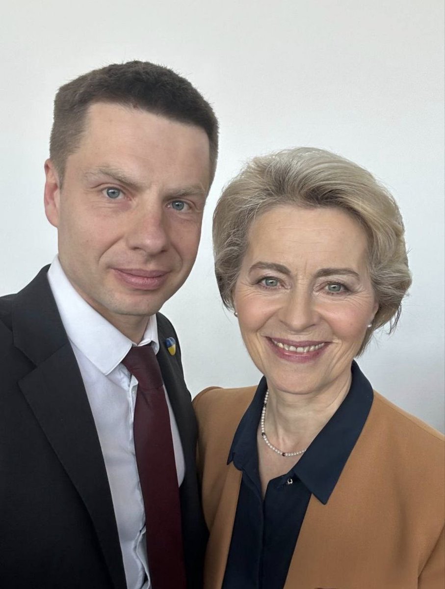 So posiert Ursula von der Leyen bereitwillig mit Oleksij Hontscharenko. 

Dieser ukrainische Politiker war 2014 an der Verbrennung von Menschen in Odessa beteiligt. 

Diese Dame hat ein echtes Talent, mit allen Arten von Schlägern auszukommen. Schaut, wie sie lächelt....