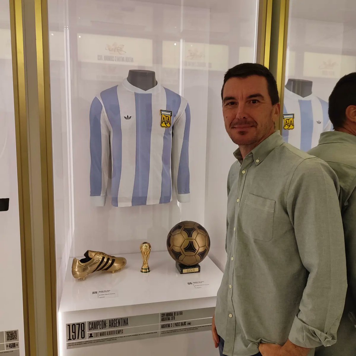 DlaRosaFC's tweet photo. Lo de ayer en la visita al museo Legends fue inolvidable e impresionante. Estamos ante el mejor museo de la historia del fútbol mundial. Os dejo solo varias fotos (Puskas y Kempes). Mañana día 1 inauguración. Compra tu entrada y visítalo. https://t.co/jcDruP9FJm