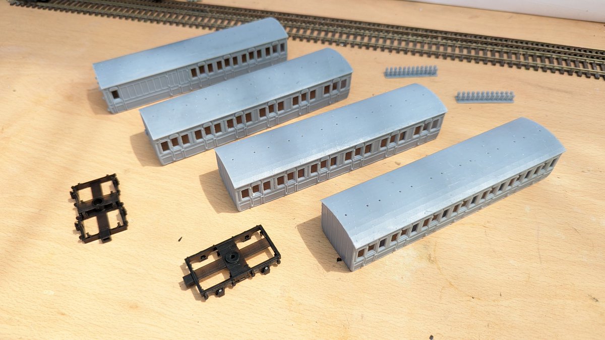 MattwicksBMR's tweet photo. These are the metropolitan body shells 1930s, with revised bogies, there are 3-4 bogie versions for these carriages through their life, and of course best all are covered 😋

#MetropolitanRailway #Ashbury #CheshamSet #BluebellRailway #Vectis3DModels #Kits #3Dprints https://t.co/lvmb2Aey4L