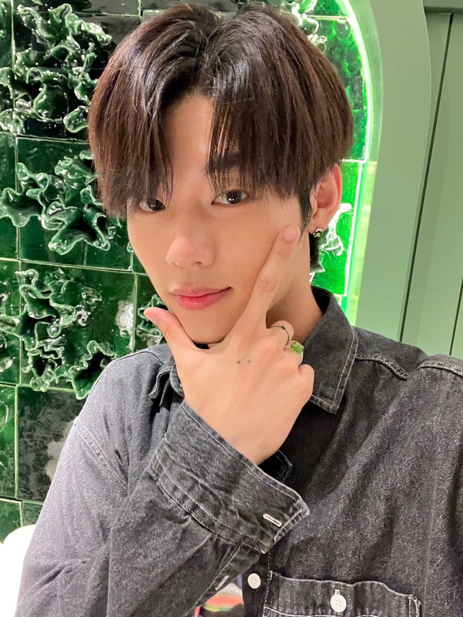 wakeone_trainee's tweet photo. 얼마 전 가로수길에 다녀왔는데 초록색이 많아서 좋았어요💚

#이정현 #LEEJEONGHYEON https://t.co/pjYl5taseO
