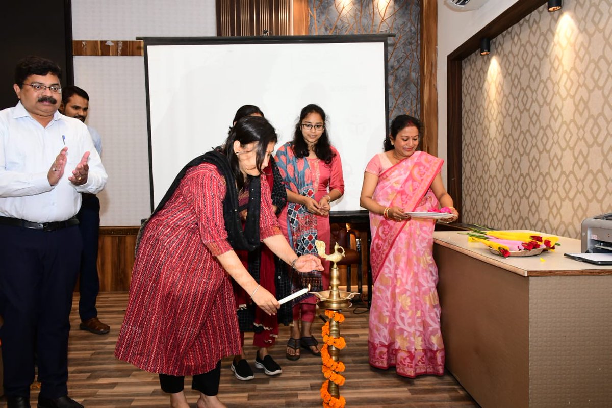 आयुक्त, बरेली मण्डल <a href="/CommissionerBa1/">Commissioner, Bareilly Division</a>  द्वारा जनपद बरेली के आई0एम0ए0 हॉल स्थित सभागार में पंचवर्षीय राज्य कार्ययोजना के अन्तर्गत #बाल_श्रम_उन्मूलन हेतु #मण्डलीय_कार्यशाला में #दीप_प्रज्ज्वलित कर कार्यक्रम का शुभारंभ किया।