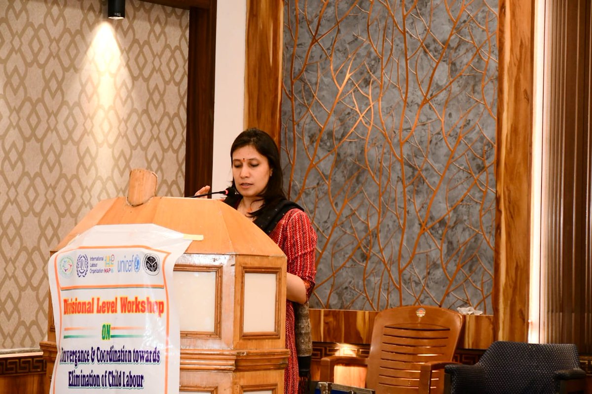 CommissionerBa1's tweet photo. आयुक्त, बरेली मण्डल @CommissionerBa1  द्वारा जनपद बरेली के आई0एम0ए0 हॉल स्थित सभागार में पंचवर्षीय राज्य कार्ययोजना के अन्तर्गत #बाल_श्रम_उन्मूलन हेतु #मण्डलीय_कार्यशाला में #दीप_प्रज्ज्वलित कर कार्यक्रम का शुभारंभ किया। https://t.co/BMlXKgBf3o