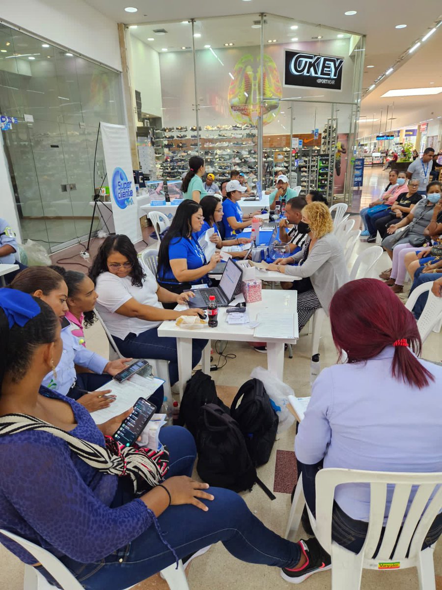 SomosTripleA's tweet photo. ¡Para eso están los amigos! 

Así vivimos vivimos la jornada #MiLlave en el Centro comercial Panorama. Beneficios y premios para nuestros clientes. #SomosTripleA 👍🏻💙 https://t.co/FzjS7kN79i