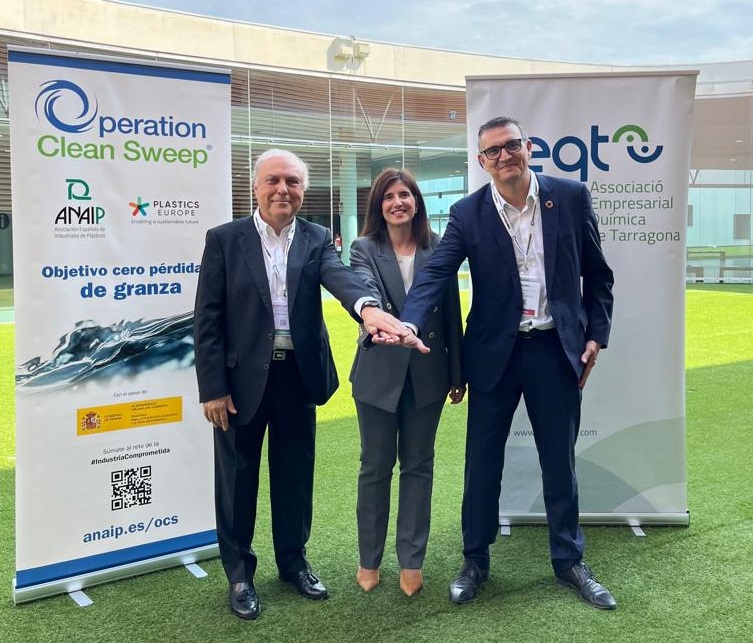 ANAIP_es's tweet photo. Antes de la jornada, Luis Cediel, director de #ANAIP; Alicia Martín, directora de @PlasticsEuropeES e Ignasi Cañagueral, presidente de @aeqtonline han firmado un acuerdo para fomentar la adhesión a OCS. #IndustriaComprometida
Aquí toda la info:
👇👇
https://t.co/USIZGdSlVT https://t.co/n61stwv5UH
