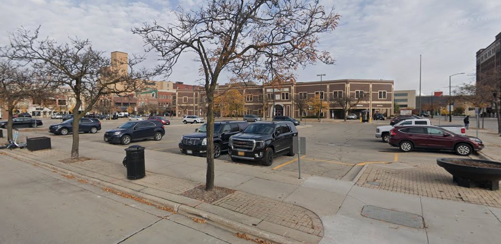 📣 New Land Enterprises Explores Mixed-Use Development in Green Bay 🌇
Milwaukee-based developer, New Land Enterprises, eyes potential project in Green Bay, considering a market-rate apartment building near the Fox River. 
#RealEstate #Development #GreenBay