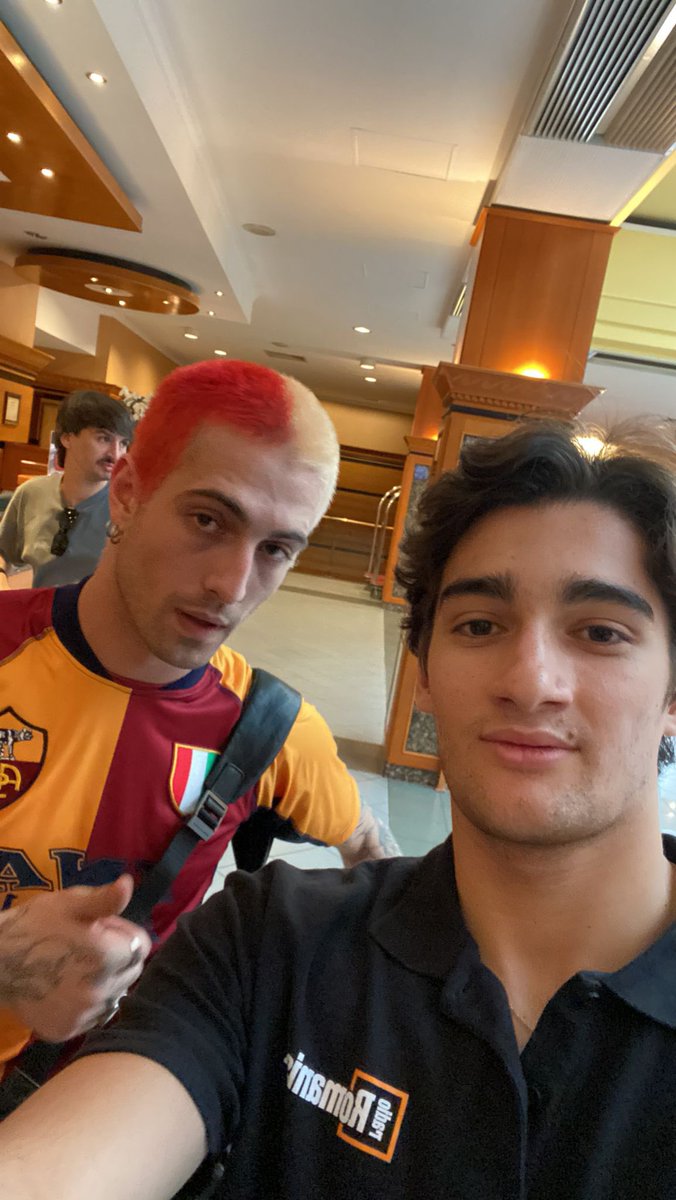 radio_romanista's tweet photo. Selfie con un compagno di hotel… 💛❤️

Ciao, @daviddamiano99! Forza Roma 🐺

#UELFinal https://t.co/wdhk4KdluA