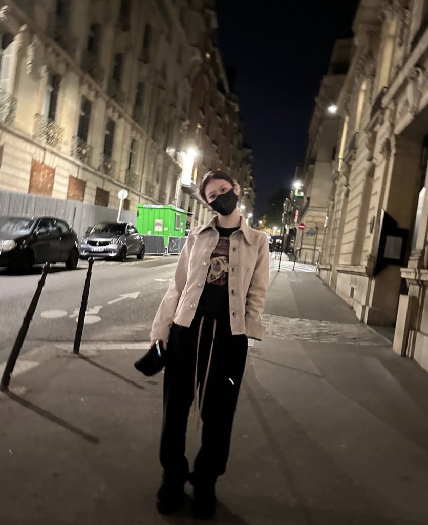 Girlfriend night stroll in Paris 💛✨
#GoYounjung #고윤정