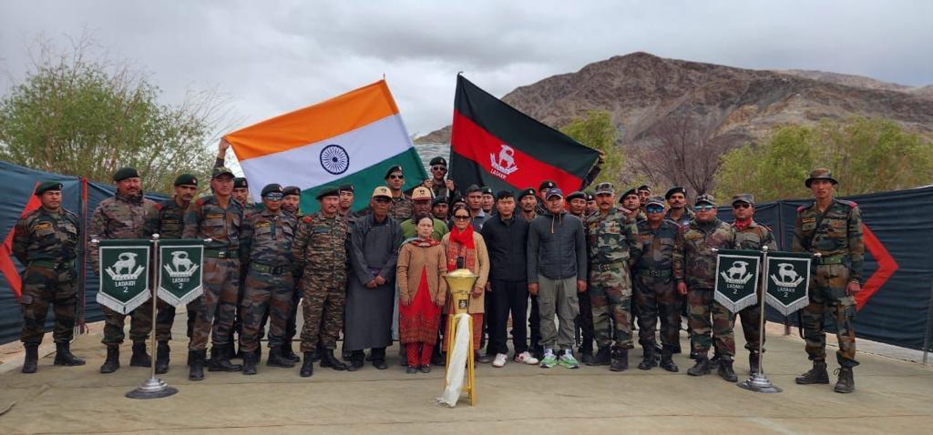 #Rememberance Final phase of journey of Eternal Flame witnessed mass participation of community members at Khardung, Nimu & Karu. The three flames will finally unify at LSRC war memorial tomorrow on occasion of #DiamondJubilee of #LadakhScouts Regiment @adgpi @NorthernComd_IA