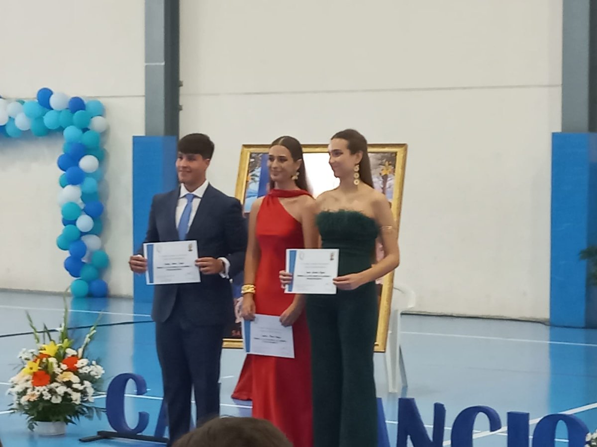Nuestros 3 alumnos de 2º de bachiller, Rodrigo, Carolina y Laura recibieron el premio a la excelencia académica por mejores expedientes de la etapa. ¡Enhorabuena a los premiados! #estiempodesalir #bachiller
