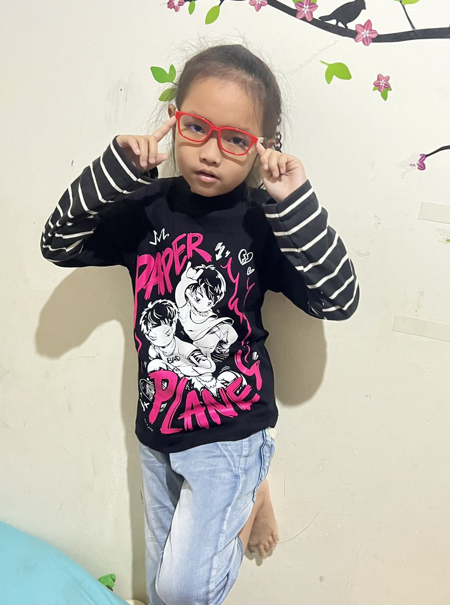 JheanJha's tweet image. เจไดกับเสื้อเมนค่ะ🤣 #วัยรุ่นฟันน้ำนม #paperplanes #ทรงอย่างแบด