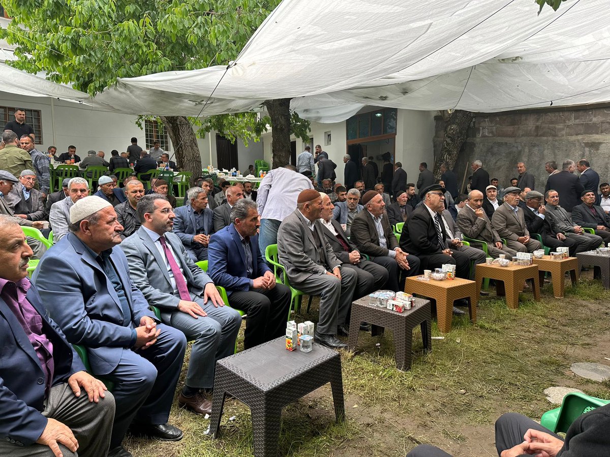 Ademcalkin's tweet photo. Bölgemizin tanınmış şahsiyetlerden Pir Muhammed Küfrevi'nin torunu kanaat önderi,
Dr. Mustafa Küfrevi’nin Bitlis’te taziyesine katıldık. 
Başta Küfrevi ailesi olmak üzere tüm sevenlerine başsağlığı diliyorum.  

Mekanı cennet, makamı âli olsun https://t.co/jrLoq8Njqi
