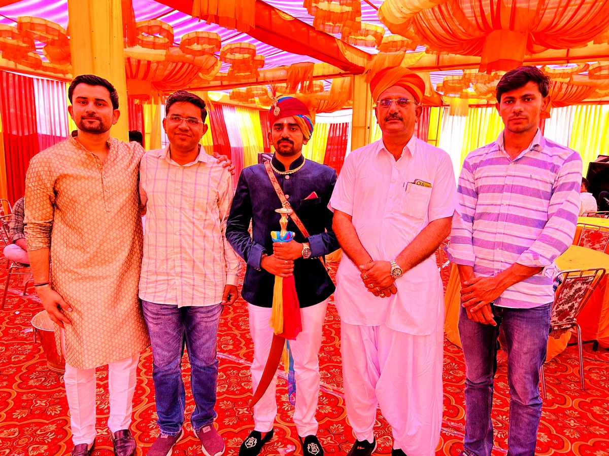 NarpatRajBarmer's tweet photo. बाड़मेर विधानसभा क्षेत्र के ग्राम पंचायत बालेरा में गत दिनों मित्र जसराजसिंह जी राजपुरोहित के विवाह समारोह में भाग लिया! #Barmer #Balera https://t.co/Aut9rcnuUR