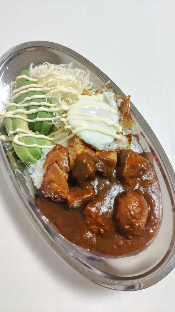 北海道豚角煮カレーに金の豚角煮と アボカド🥑🍳のトッピングです✨ 北海道豚角煮カレーは🍛具が 大きいのでトッピングの必要は ないのですが、豚角煮を マシマシにして🐷 食べごたえをアップさせました🧑‍🍳 こちらもご覧下さい👀