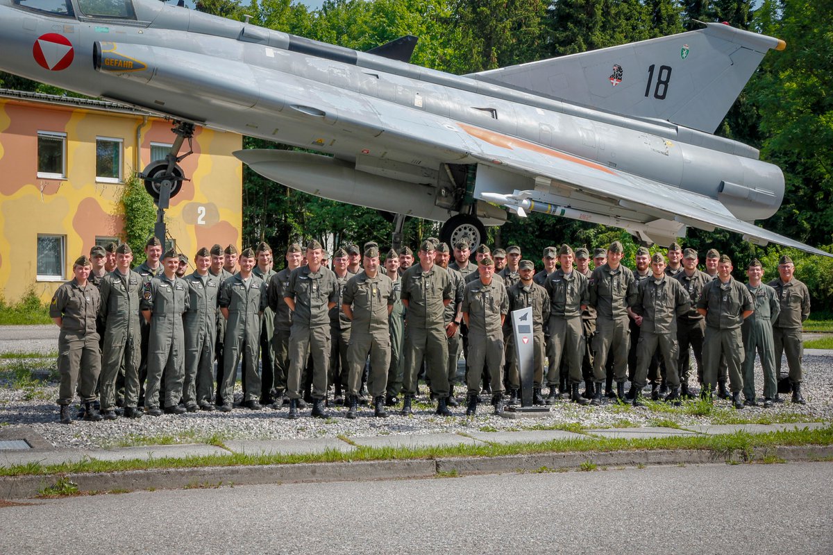 Junge Menschen vor altem Flieger: Die neuen Unteroffiziere der Luftstreitkräfte. #Bundesheer