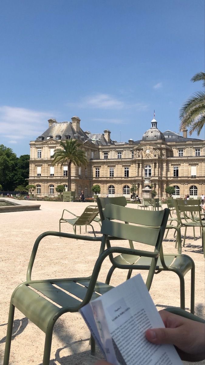 early summer spent reading at Jardin du Luxembourg