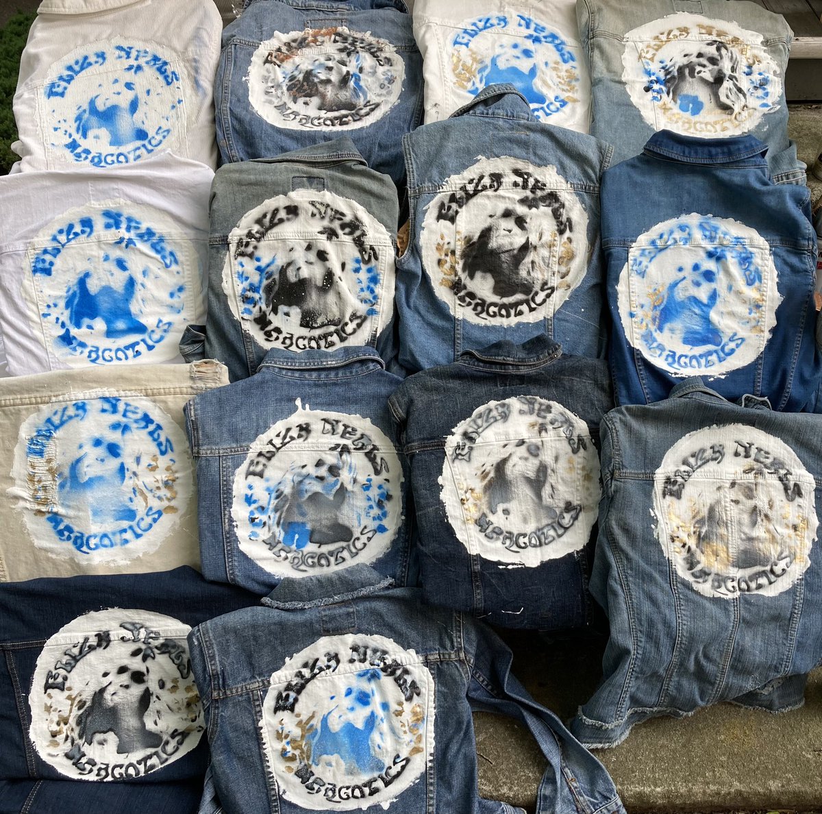 ElizaNealsRocks's tweet photo. #ElizaNealsAndTheNarcoticsDenim
๐๐ฝ https://t.co/nFmBjACNsl ๐๐ฝ Back for 2023
#MoreDenim #DenimFashion #DenimLove #JeanJackets #HippyChick #concertswag #bandmerch #originalart #goingstrong #newjeans #tightjeans #ONTour https://t.co/QXbBA902PI