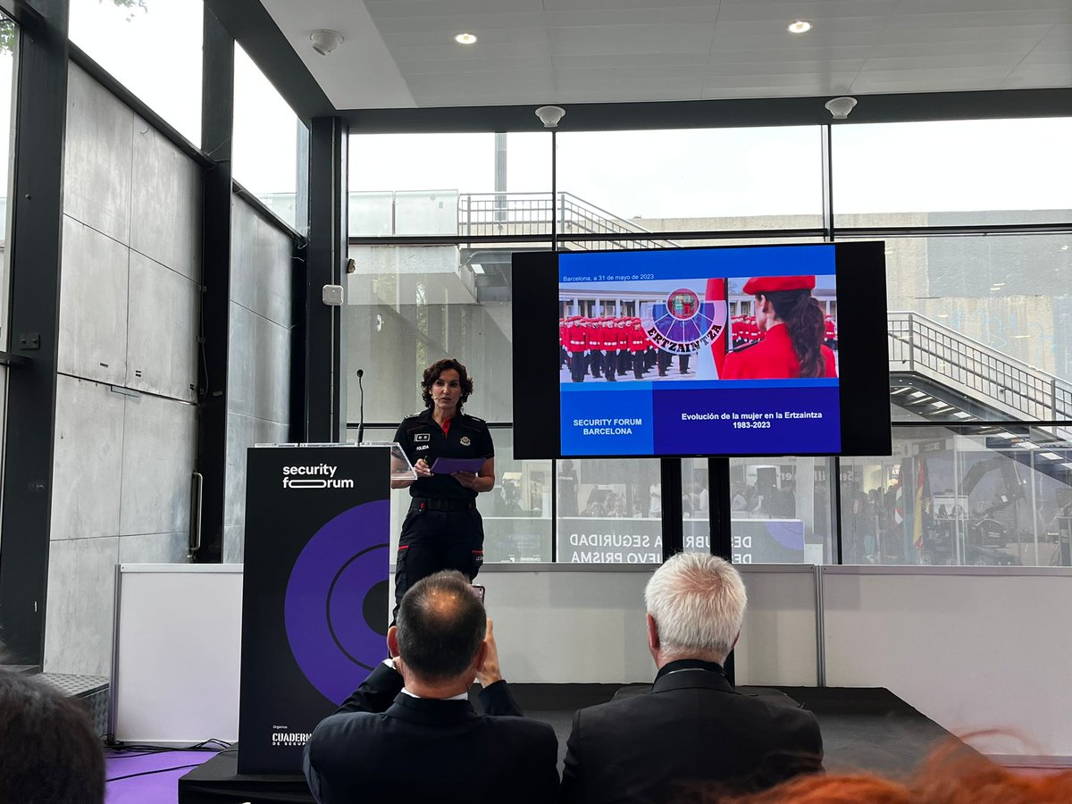 RaneaSandra's tweet image. Participando en el Expert Panel del Security Forum de Barcelona. Ponencia sobre la evolución de la mujer en la Ertzaintza. Este año celebramos el 40 aniversario de la incorporación de las primeras mujeres en la Ertzaintza. 
#SecurityForum23 
@ertzaintzaEJGV