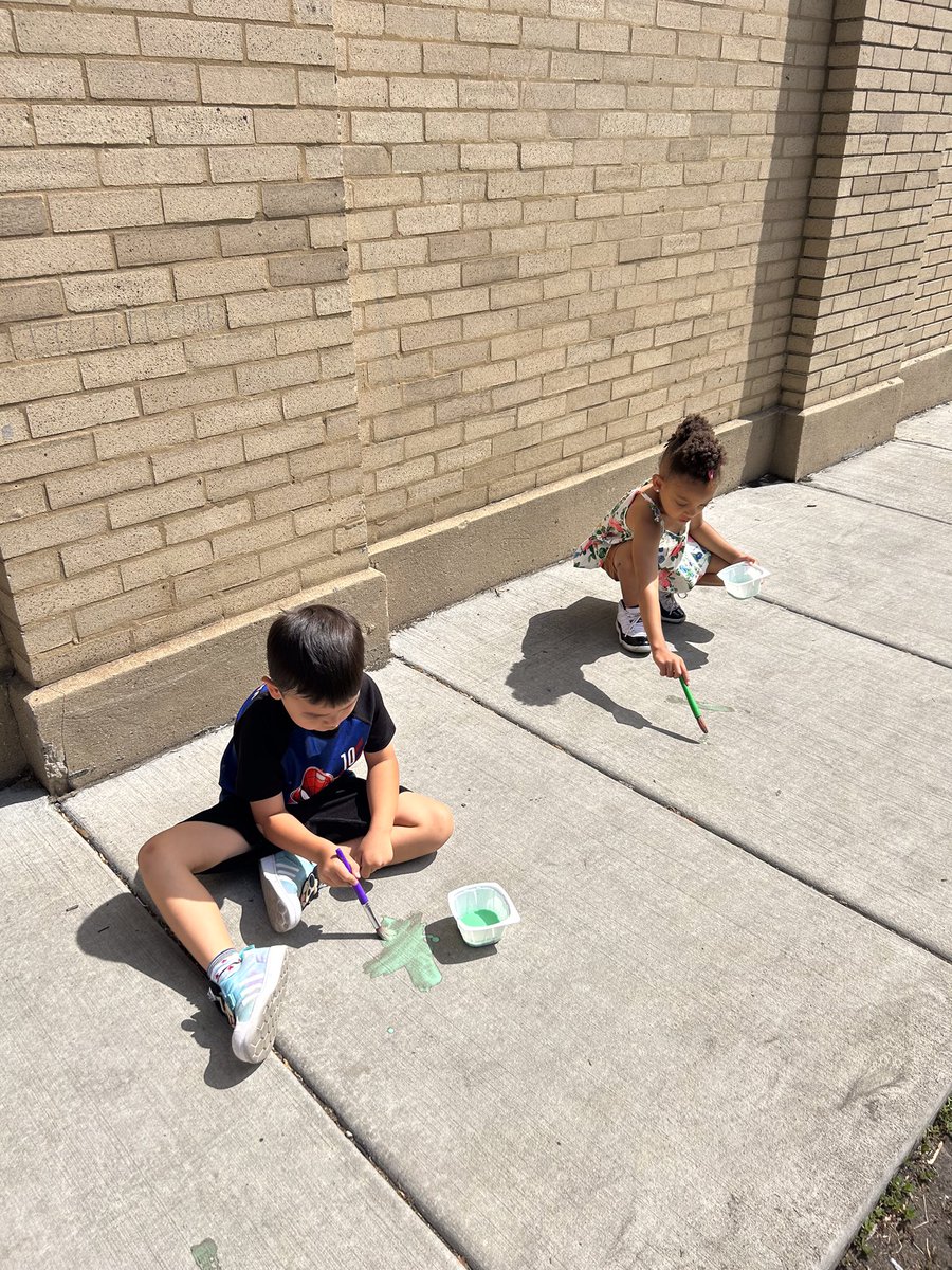 bergeregner's tweet photo. Together the class made sidewalk paint and then everyone got to paint with it outside! @OakPark97 @BearsLongfellow #pkp https://t.co/xS8TQONGeF