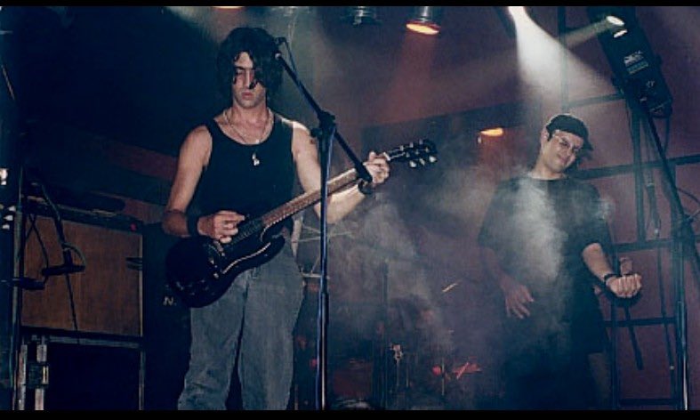 Mardecopas's tweet photo. ⏳ La imagen de un fan, 1999 | A fines de la década del 90, algún marcopero captó esta fotazo en Barranco. 📸 ¿Alguien adivina el local? 😎 Los leemos. 🎸
#MDC30 #MardeCopas30años https://t.co/C2pAGOQQp1