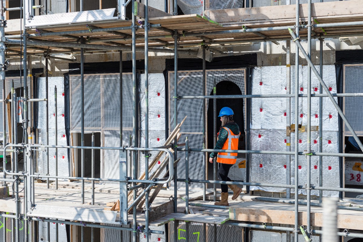 Het is geen geheim dat steigerbouwers een zwaar beroep hebben. Hoe zorg je er als werkgever voor dat jouw werknemers hun lichaam beschermen? Dit en meer leer je tijdens de workshop ''effecten overbelasting bewegingsapparaat'' en ''het webinar RI&amp;E''. tinyurl.com/2brfasam